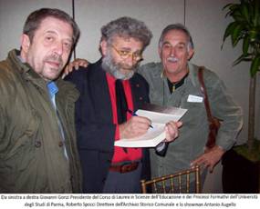 Giovanni Gonzi e Roberto Spocci, direttore Archivio Comune di Parma (da sin.) con lo showman Augello